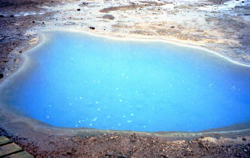 211 - Geysir - Flaque bleue electrique